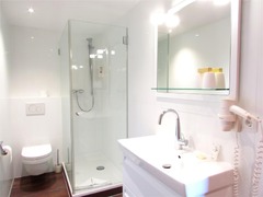 Guest room bath