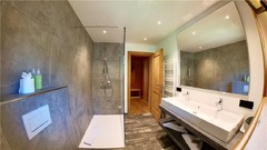 Guest room bath