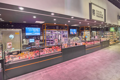 Frischetheke
An unserer Frischetheke erwartet dich eine große Auswahl an Fleisch, Wurstwaren und Käse. Wir schneiden für dich frisch auf und beraten dich gerne, wenn du Fragen zu Herkunft oder Inhaltsstoffen hast. Besonders beliebt ist unser regionales Dr