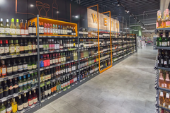 Getränkeabteilung
Getränke gehören zum Alltag einfach dazu – ob Wasser, Saft oder ein gutes Glas Wein am Abend. In unserer Getränkeabteilung findest du eine große Vielfalt und viele regionale Spezialitäten. Probiere doch mal ein Bier von Löschzwerg, dem F