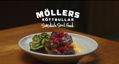 Klassische schwedische Köttbullar mit Kartoffelpüree, Rahmsauce, Preiselbeeren und Gurkensalat bei Möllers Köttbullar in Berlin.