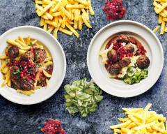 Schwedische Köttbullar mit Pommes oder Kartoffelpüree, Rahmsauce, Preiselbeeren und Gurkensalat bei Möllers Köttbullar in Berlin.