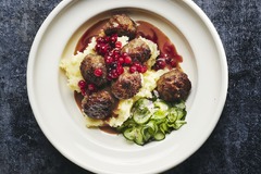 Klassische schwedische Köttbullar mit Kartoffelstampf, Rahmsauce und Preiselbeeren bei Möllers Köttbullar in Berlin – auch als vegane NO!BEEF BULLAR erhältlich.