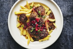 Schwedische Köttbullar mit Pommes Frites, Rahmsauce und Preiselbeeren bei Möllers Köttbullar in Berlin – auch als vegane NO!BEEF BULLAR erhältlich.