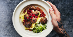 Klassische schwedische Köttbullar mit Kartoffelstampf, Rahmsauce, Preiselbeeren und Gurkensalat bei Möllers Köttbullar in Berlin – auch als vegane NO!BEEF BULLAR erhältlich.