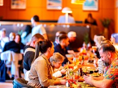 We are Mauritius, gutes Essen schmeckt noch besser, wenn man es teilt! Lachen, anstoßen, genießen – genau so geht ein perfekter Tag im Mauri. Ob mit der Crew, der Family oder deinem Lieblingsmenschen – hier dreht sich alles um gemeinsame Genussmomente.