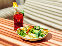 Unsere Bowls - Ein Gericht mit vielen gesunden Superfoods.
Die Zutaten bestehen aus rohen, gekochten, warmen und kalten Komponenten sowie frischen Toppings. Kurz gesagt: Gesund, leicht und lecker.