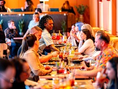 We are Mauritius, gutes Essen schmeckt noch besser, wenn man es teilt! Lachen, anstoßen, genießen – genau so geht ein perfekter Tag im Mauri. Ob mit der Crew, der Family oder deinem Lieblingsmenschen – hier dreht sich alles um gemeinsame Genussmomente.