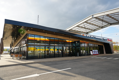 Blick auf das Gebäude. Das Gate One befindet sich im Gebäude des Autohofs Hannover Airport.