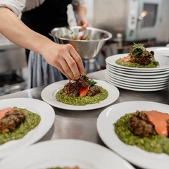 Kulinarische Präzision auf dem Teller: Bei Sommerkorn Catering München wird jedes Gericht mit handwerklicher Perfektion und Liebe zum Detail finalisiert.