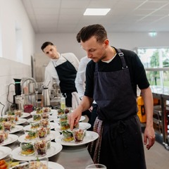 Kreatives Fingerfood für Ihr Event: Sommerkorn Catering München bereitet frische Vorspeisen und Snacks mit höchster Präzision für Sie vor.
