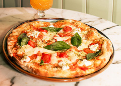 Mauritius Pizza, unsere knusprig-luftige Pizza besteht aus einem Sauerteig, der aus Weizen-, Reis-, Mais- und Sojamehl hergestellt wird und 72 Stunden ruht. Jede Pizza wird bei uns mit Fior die Latte Mozzarella zubereitet, mit Liebe belegt und mit Olivenö