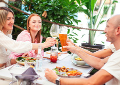 We are Mauritius, gutes Essen schmeckt noch besser, wenn man es teilt! Lachen, anstoßen, genießen – genau so geht ein perfekter Tag im Mauri. Ob mit der Crew, der Family oder deinem Lieblingsmenschen – hier dreht sich alles um gemeinsame Genussmomente.