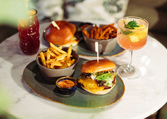 Alle unsere Burger werden in einem Brioche Bun und mit Tomaten, Salat und Mauri Dressing serviert. Sie können wahlweise mit Pommes oder Beilagensalat bestellt werden.