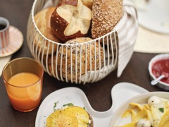 Morgengold bringt frische Brötchen direkt an die Haustür – in zahlreichen Städten und Regionen in Deutschland und Österreich. Ob werktags, an Sonntagen oder an Feiertagen, unser zuverlässiger Brötchenlieferservice sorgt für ein entspanntes Frühstück mit o