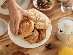 Morgengold bringt frische Brötchen direkt an die Haustür – in zahlreichen Städten und Regionen in Deutschland und Österreich. Ob werktags, an Sonntagen oder an Feiertagen, unser zuverlässiger Brötchenlieferservice sorgt für ein entspanntes Frühstück mit o