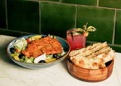 Unsere Salate bringen wir Dir mit unserem Original veganen Mauritius Dressing. - und hausgemachtem Pizzabrot an den Tisch