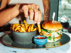 Alle unsere Burger werden in einem Brioche Bun und mit Tomaten, Salat und Mauri Dressing serviert. Sie können wahlweise mit Pommes oder Beilagensalat bestellt werden.