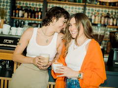 We are Mauritius, gutes Essen schmeckt noch besser, wenn man es teilt! Lachen, anstoßen, genießen – genau so geht ein perfekter Tag im Mauri. Ob mit der Crew, der Family oder deinem Lieblingsmenschen – hier dreht sich alles um gemeinsame Genussmomente.