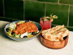 Unsere Salate bringen wir Dir mit unserem Original veganen Mauritius Dressing. - und hausgemachtem Pizzabrot an den Tisch