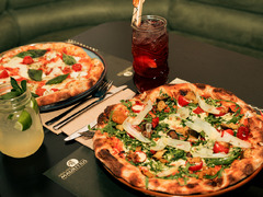 Mauritius Pizza, unsere knusprig-luftige Pizza besteht aus einem Sauerteig, der aus Weizen-, Reis-, Mais- und Sojamehl hergestellt wird und 72 Stunden ruht. Jede Pizza wird bei uns mit Fior die Latte Mozzarella zubereitet, mit Liebe belegt und mit Olivenö