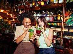 We are Mauritius, gutes Essen schmeckt noch besser, wenn man es teilt! Lachen, anstoßen, genießen – genau so geht ein perfekter Tag im Mauri. Ob mit der Crew, der Family oder deinem Lieblingsmenschen – hier dreht sich alles um gemeinsame Genussmomente.