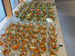 dean&david Catering | Karlsruhe - Großes Buffet mit Couscous Salat, Tomaten Feta Gläsern, Pasta Salat, belegten Brötchen und Fingerfood für Veranstaltung oder Business Lunch.