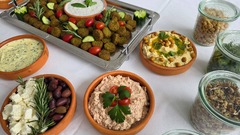 dean&david Catering | Karlsruhe - Buffet mit Falafel, Hummus, Feta, Oliven, Kräuterdip, Nüssen und frischen Beilagen als vegetarische Catering Auswahl für Veranstaltungen.