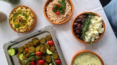 dean&david Catering | Karlsruhe - Buffet mit Falafel, Hummus, Feta, Oliven, Kräuterdip, Nüssen und frischen Beilagen als vegetarische Catering Auswahl für Veranstaltungen.