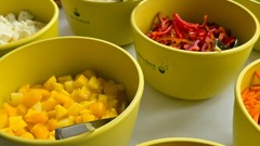 dean&david Catering | Karlsruhe - Buffetstation mit geschnittenen Tomaten, Mango, Paprika, Karotten, Gurken und Brot für individuelle Salate und frische Eventverpflegung.