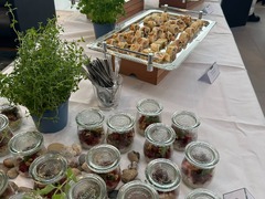 dean&david Catering | Karlsruhe - Event Buffet mit Salatgläsern, Kräutern, Wrap Röllchen, Besteck und dekorativer Präsentation für Empfang, Messe oder Firmenfeier.