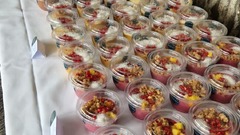 dean&david Catering | Pforzheim - Dessert Buffet mit Smoothie Bowls, Früchten, Granola, Kokosraspeln, Kuchenstücken und Muffins für eine abwechslungsreiche Eventverpflegung.