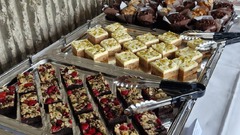 dean&david Catering | Pforzheim - Süßes Buffet mit Brownies, Kuchenwürfeln, Muffins und Dessertgläsern auf Servierplatten als Nachtisch-Auswahl für Event Catering.