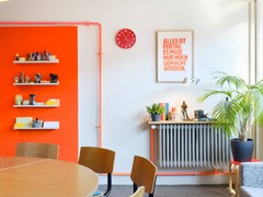 Kreatives Arbeiten im Detail: Unser "Secret Lab" bietet kleineren Gruppen mit bis zu 12 Personen den idealen Rückzugsort für Coachings, Strategie-Sessions und vertrauliche Meetings am großen, runden Tisch „behind closed doors“.