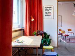 Kreatives Arbeiten im Detail: Unser "Secret Lab" bietet kleineren Gruppen mit bis zu 12 Personen den idealen Rückzugsort für Coachings, Strategie-Sessions und vertrauliche Meetings am großen, runden Tisch „behind closed doors“.