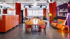 Das Herzstück unserer kreativen Eventlocation in Hamburg HafenCity. Auf über 400 m² Gesamtfläche verbindet unser Loft eine markante 4-Meter-Holztafel mit flexiblen Lounge-Bereichen – perfekt geeignet für bis zu 80 Personen.