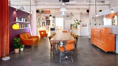 Willkommen im größten Wohnzimmer Hamburgs! Unsere Eventlocation bietet eine offene, einladende Struktur, die Barrieren abbaut und die Zusammenarbeit stärkt. Erlebt professionellen Rundum-Sorglos-Service in einer unvergesslichen Atmosphäre.
