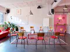 Bereit für interaktive Sessions und lebendige Diskussionen? Unser wandelbarer Workshopraum in Hamburg bricht klassische Frontalstrukturen auf. Ein flexibler Stuhlkreis auf gemütlichen Teppichen sorgt für maximale Partizipation und kreativen Fokus.