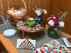 Die Feinschmecker Catering & Partyservice Hamburg - Kaltes Buffet für Firmenveranstaltungen mit einer Aufschnittplatte aus zartem Roastbeef, frischem Brot im Korb, feinen Saucen und Schälchen mit frischem Obstsalat.