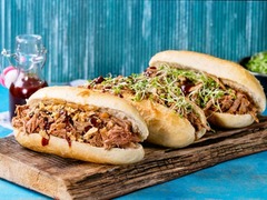 Die Feinschmecker Catering & Partyservice Hamburg - Herzhafte Pulled Pork Sandwiches mit zartem Fleisch, frischen Sprossen und würziger Sauce als modernes Cateringangebot für Feiern und Events in Hamburg Schnelsen und Eimsbüttel.