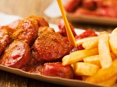 Die Feinschmecker Catering & Partyservice Hamburg - Klassische Currywurst mit würziger Currysauce und knusprigen Pommes, ideal als unkompliziertes warmes Essen für Veranstaltungen und Partyservice in Schnelsen und Eimsbüttel.