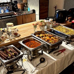 Die Feinschmecker Catering & Partyservice Hamburg - Vielseitiges warmes Buffet mit Fleischspießen, Reis, Geflügel und herzhaften Beilagen für private Feiern, Firmenveranstaltungen und Catering in Hamburg Schnelsen und Eimsbüttel.