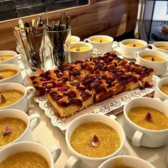 Die Feinschmecker Catering & Partyservice Hamburg - Liebevoll angerichtetes Dessertbuffet mit fruchtigem Blechkuchen und kleinen Dessertschalen, passend für Geburtstage, Familienfeiern und Veranstaltungen in Hamburg Eimsbüttel und Schnelsen.