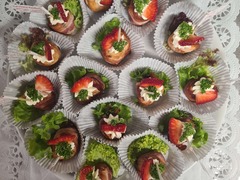 Die Feinschmecker Catering & Partyservice Hamburg - Dekorativ angerichtetes Fingerfood mit herzhaften Häppchen, Salat, Erdbeeren und frischen Kräutern für Empfänge, Feiern und individuelles Catering in Schnelsen und Eimsbüttel.