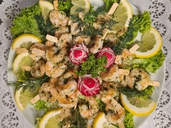 Die Feinschmecker Catering & Partyservice Hamburg - Frische Garnelenspieße mit Zitrone, Dill und knackigem Salat als hochwertiges Fingerfood für Buffets, Empfänge und Veranstaltungen in Hamburg Eimsbüttel und Schnelsen.