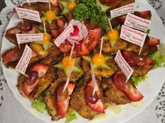 Die Feinschmecker Catering & Partyservice Hamburg - Abwechslungsreiche herzhafte Fingerfoodplatte mit knusprigen Häppchen, frischem Obst, Salat und dekorativer Garnitur für Partyservice und Veranstaltungen in Hamburg Schnelsen.