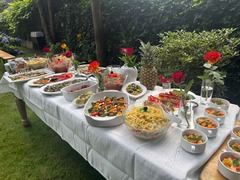 Die Feinschmecker Catering & Partyservice Hamburg - Großes Outdoor Buffet mit frischen Salaten, Antipasti, Gemüse, Pasta und verschiedenen Beilagen für Gartenfeste, Sommerfeiern und Catering in Schnelsen und Eimsbüttel.