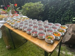 Die Feinschmecker Catering & Partyservice Hamburg - Portionsweise angerichtete Desserts und frischer Obstsalat auf einem sommerlichen Gartenbuffet, ideal für private Feiern und Event Catering in Hamburg Schnelsen und Eimsbüttel.