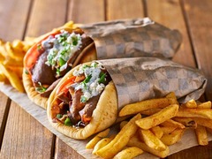 Die Feinschmecker Catering & Partyservice Hamburg - Herzhafte Wraps oder Gyros Pita Taschen mit knackigem Salat, Tomaten und Feta, serviert mit goldbraunen Pommes als lockeres Fingerfood oder Streetfood Catering.