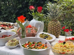 Die Feinschmecker Catering & Partyservice Hamburg - Frisches mediterranes Buffet mit Tomaten Mozzarella Salat, Pasta, Oliven, Antipasti und Gemüse für Sommerfeste, Geburtstage und Catering in Hamburg Eimsbüttel und Schnelsen.